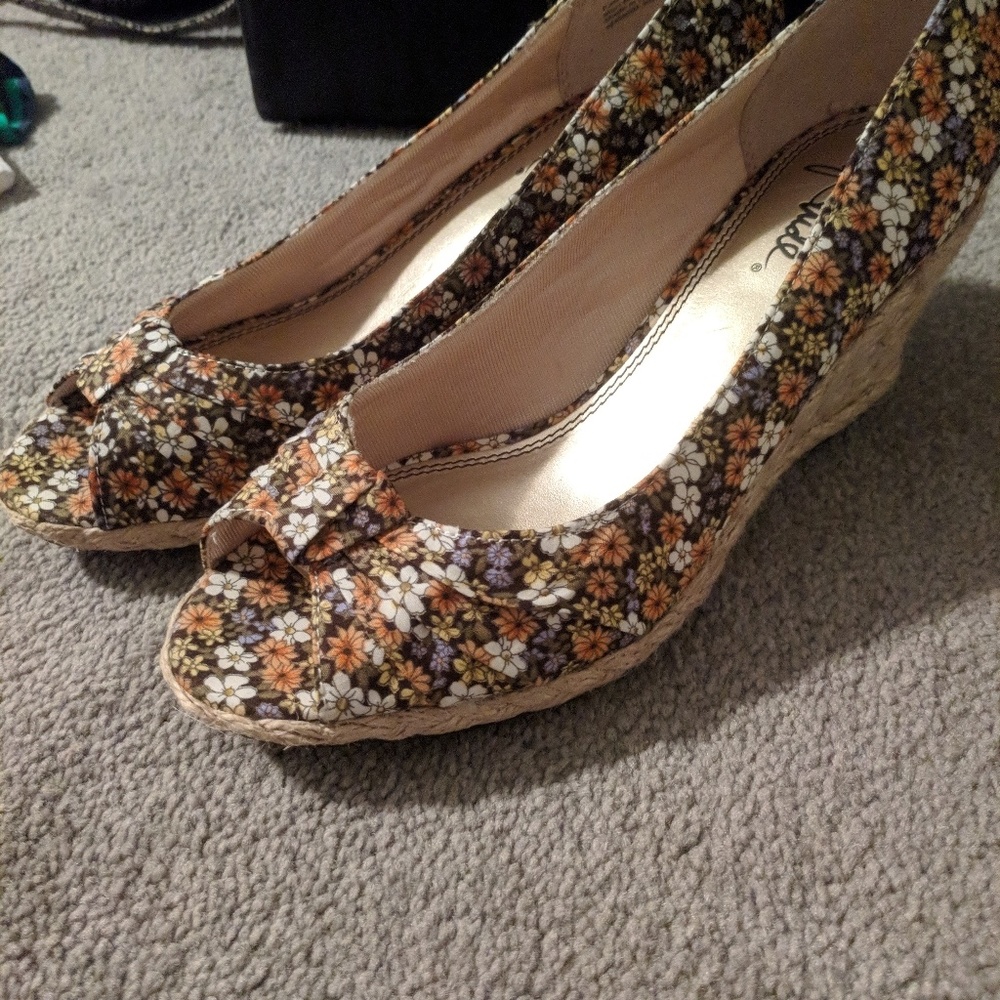 Peek-a-boo floral wedges size 8.5